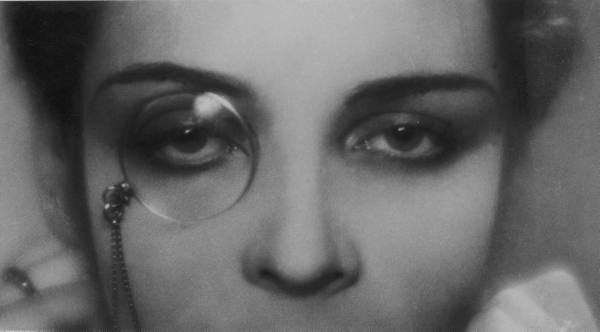 cloesup of a woman wearing a monocle in one eye_1930_googlelife.jpg